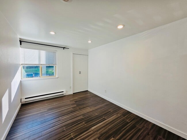 Building Photo - 4717 W Lake Sammamish Pkwy SE