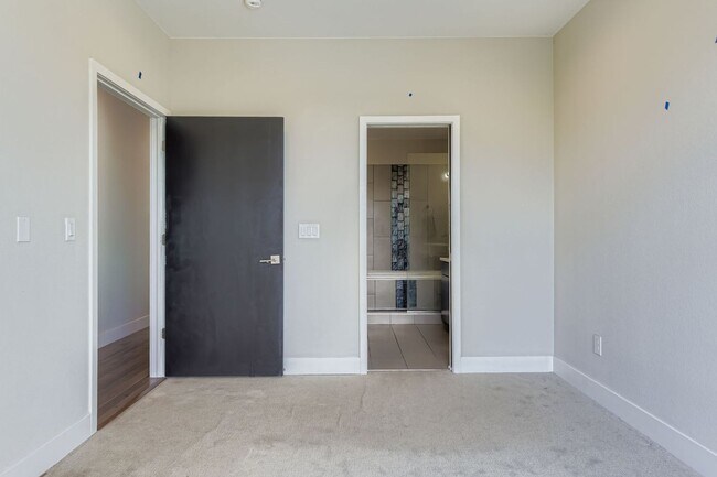 Building Photo - Luxury 3 bed, 3.5 bath Townhome Blocks fro...