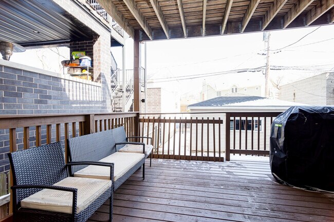 Building Photo - 3103 N Oakley Ave