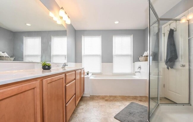 Building Photo - Stylish townhouse in ideal Frederick locat...