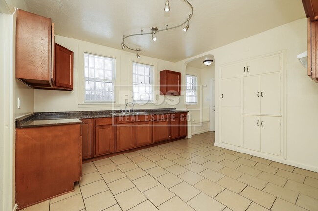 Building Photo - 4 bed 2.5 Bath Single Family Home Available in Dayton