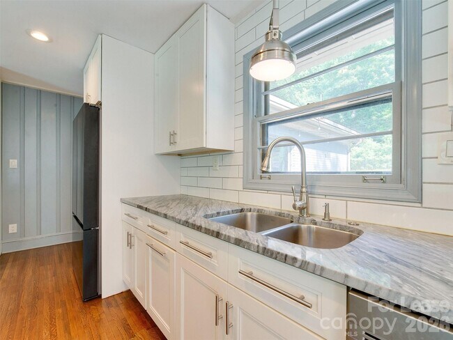 Building Photo - 3921 Sheffield Dr