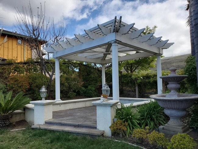 Building Photo - Wonderful 5bd / 3.5ba with 2 master suites