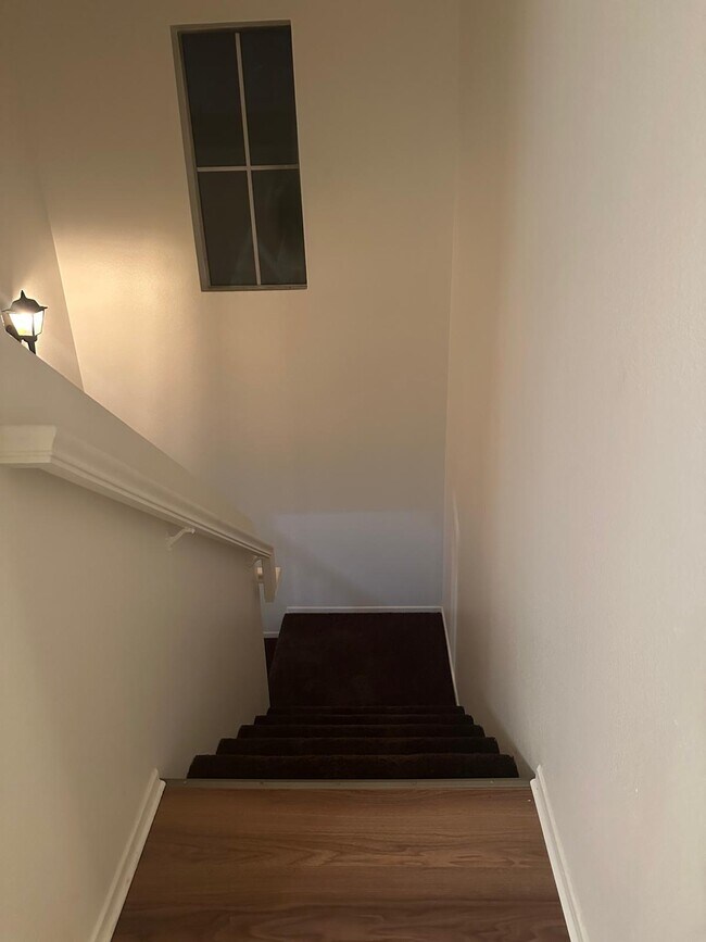 Building Photo - 1050 Harbor Heights Dr