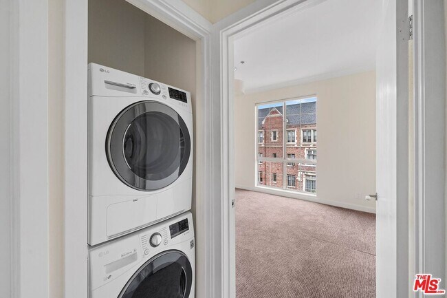 Building Photo - 585 N Rossmore Ave