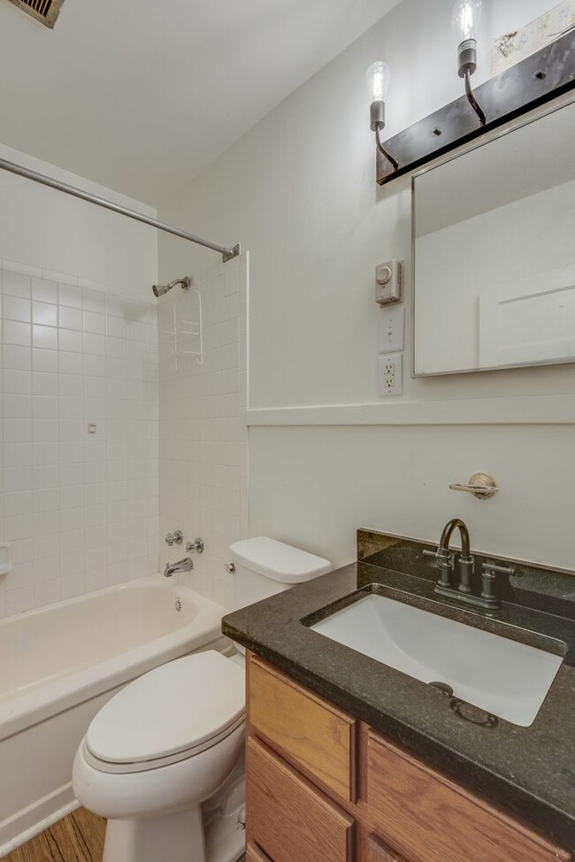 Building Photo - 3 Bed, 2 Bath Home in Prime Sylvan Park Lo...