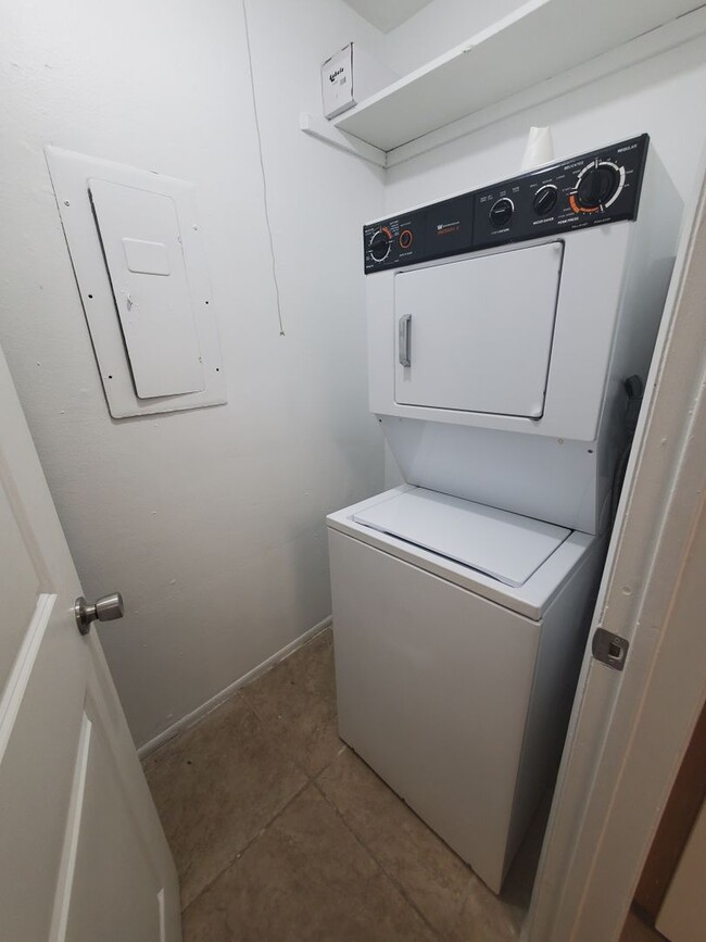 Building Photo - Spacious 1 Bedroom 1 Bath  With additional...