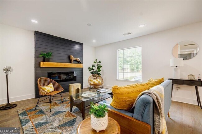 Building Photo - 2749 Memorial Dr SE