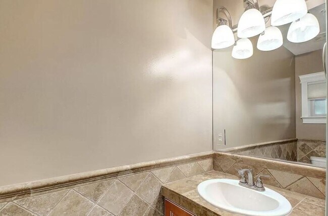 Building Photo - 3 Bed | 3.5 Bath - Biltmore Luxury Townhom...