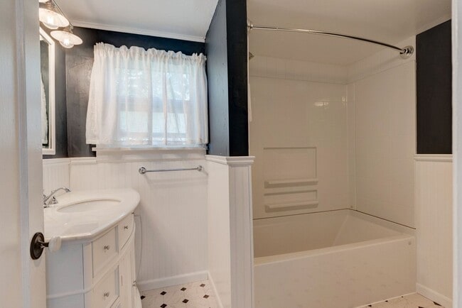Building Photo - Three Bedroom One Bath House