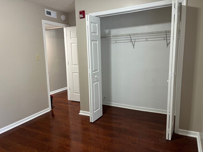 Building Photo - 480 E Red Bud Rd