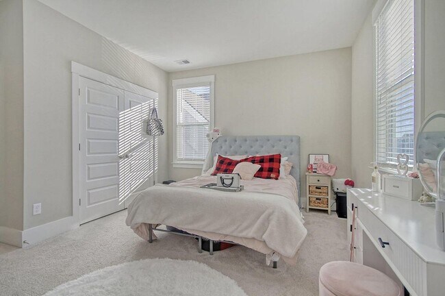 Building Photo - Refined Living in Midtown Nexton