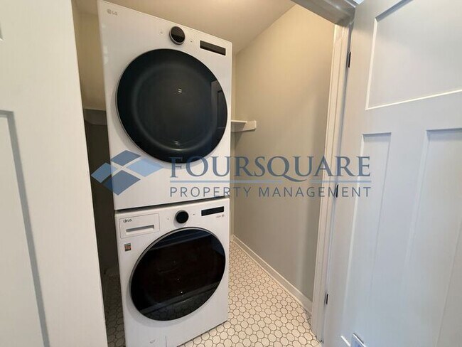 Building Photo - Modern 3-Bed / 2.5-Bath Home with Granite Kitchen, Fenced Yard & Private Balcony – Walkable to Do...