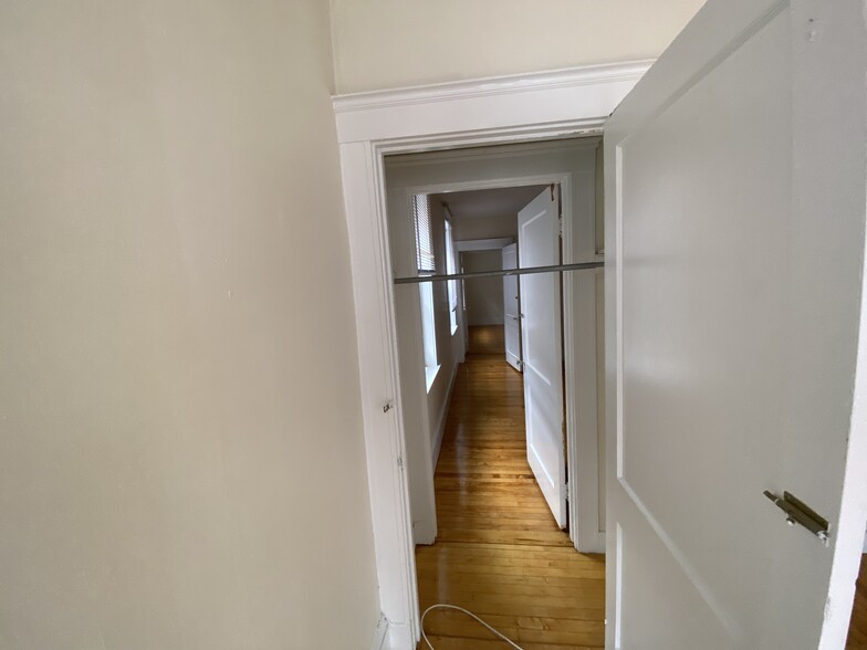 Building Photo - 10 Barrows St