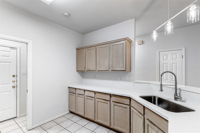 Building Photo - 2808 Kestrel Dr