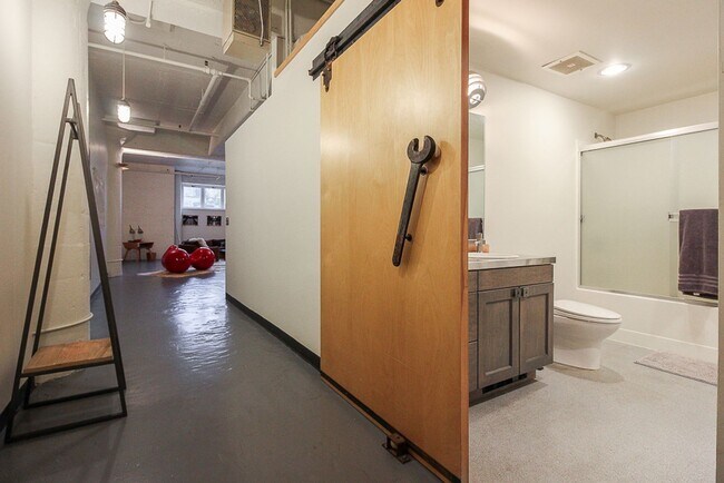 Building Photo - Irving St Lofts