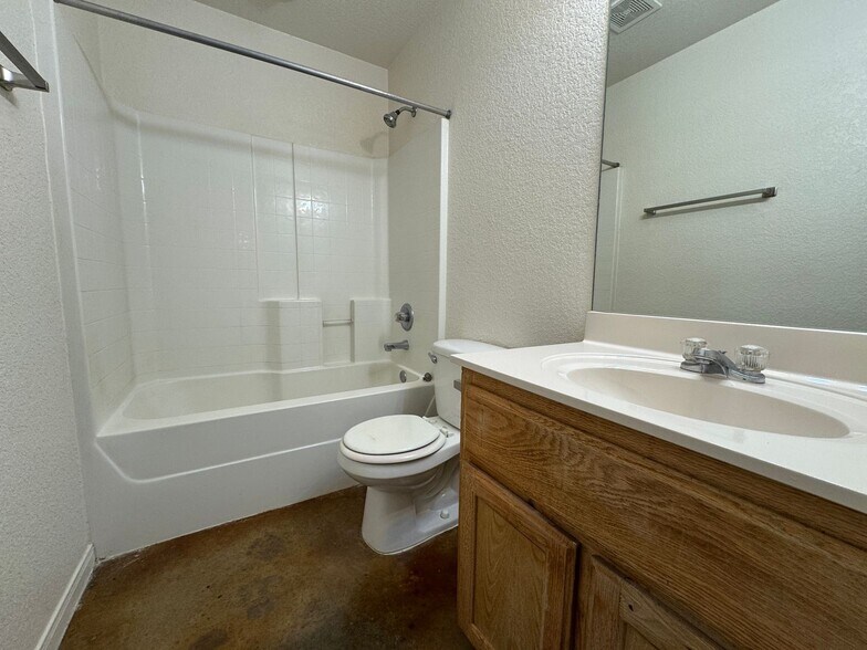 Building Photo - 107 Kings Ct