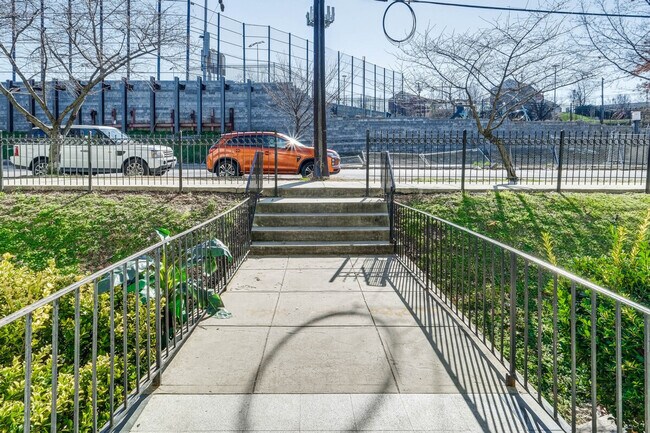 Building Photo - 450a Condon Terrace SE