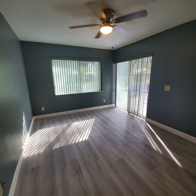 Building Photo - "Charming 3-Bed Home with Ample Space and Modern Comforts in New Port Richey!"