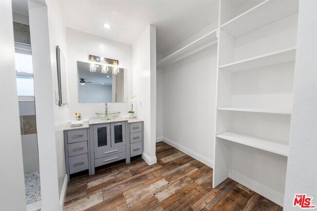 Building Photo - 1231 W 87th St