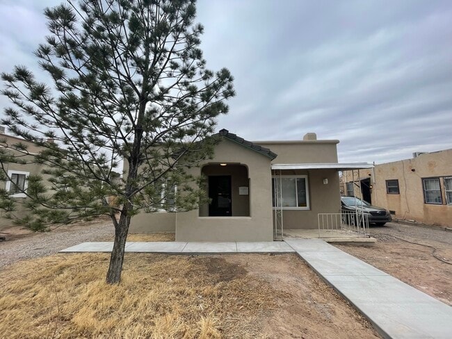 Building Photo - 405 Vassar Dr SE