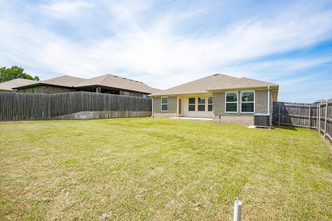 Building Photo - 3 Bedroom 2 Bath House for Lease!!