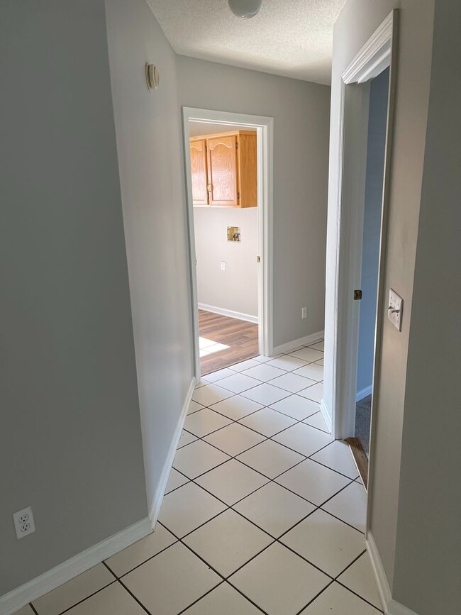 Building Photo - Oak Lake Estates - Pool w/Pool Care Included!