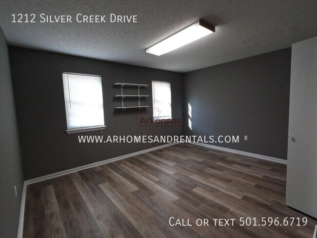 Building Photo - 1212 Silver Creek Dr