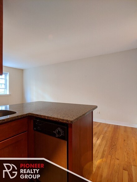 Building Photo - 643 W Wrightwood Ave