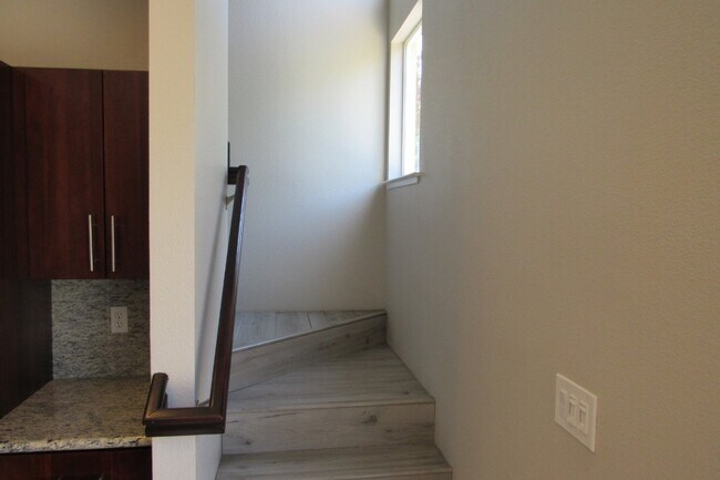 Building Photo - Beautiful 3 Bed/2.5 Bath Single Family in Highly Desirable Castro Valley Neighborhood
