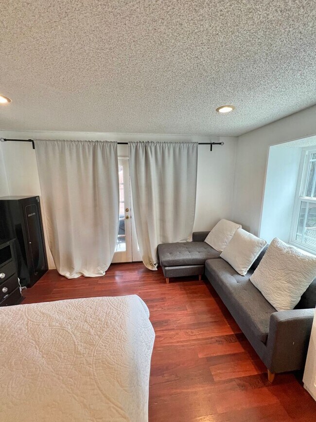Building Photo - Spacious Remodeled Home Near El Dorado Park
