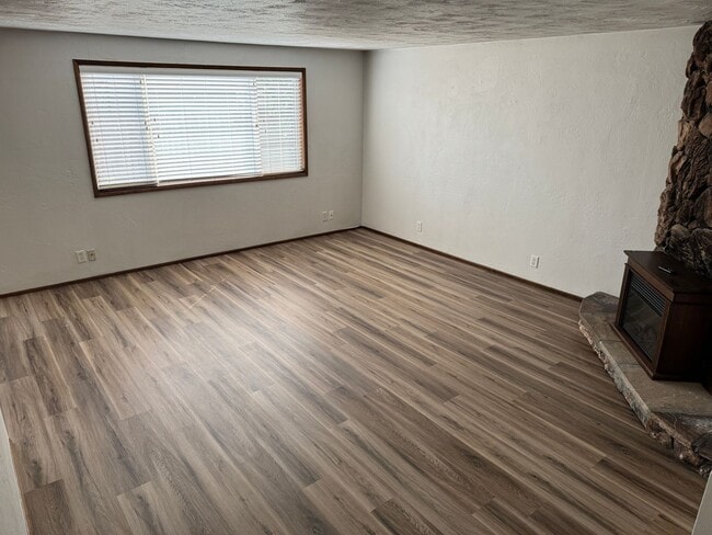 Building Photo - Updated 2 bed 1 bath duplex in Springfield!