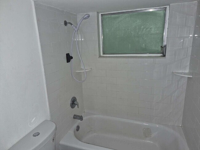 Building Photo - 2-Bed Home in Holiday, FL"
