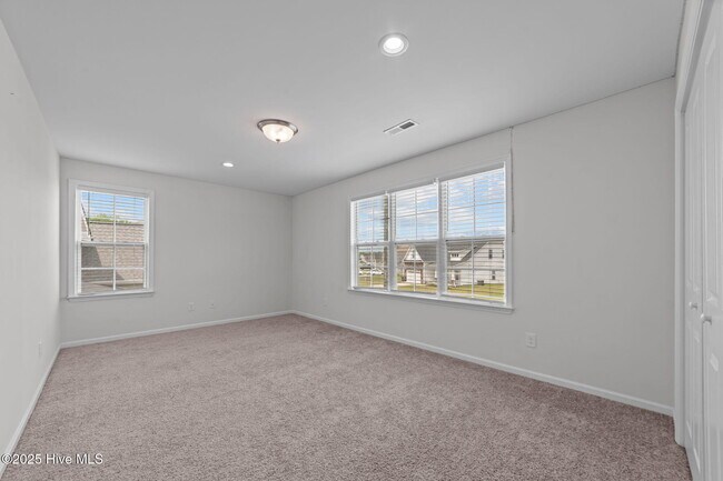 Building Photo - 828 Knoll Cir