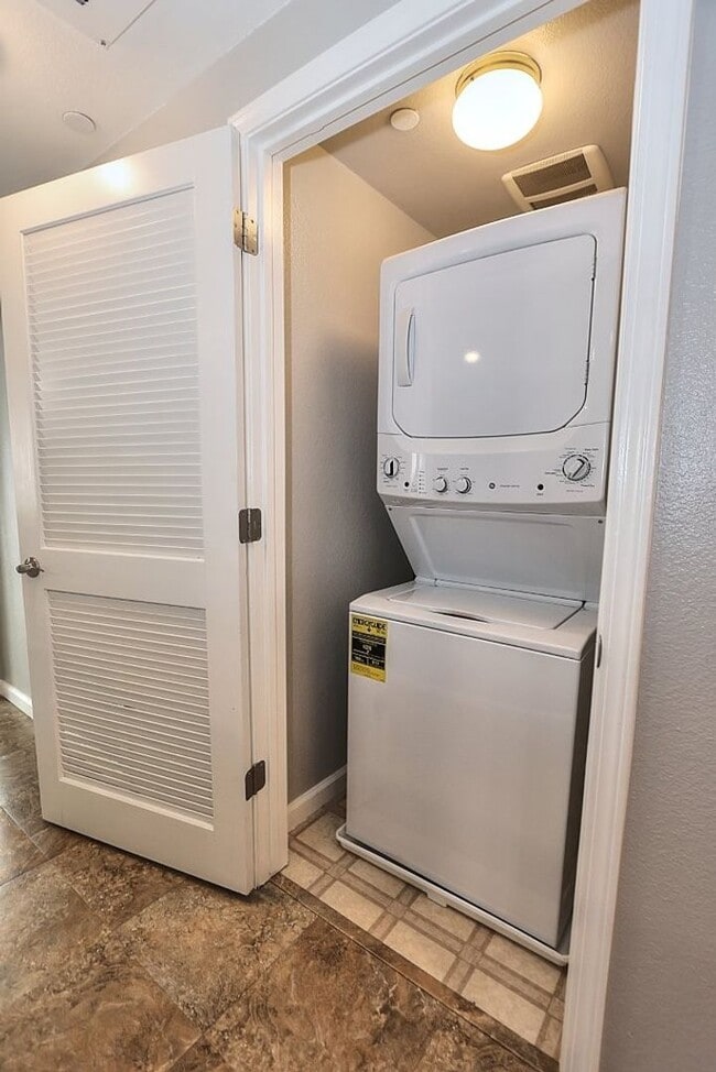 Building Photo - Beautiful Condo in Gated Community for Rent!