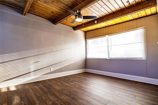 Building Photo - 2026 Sunset Ln