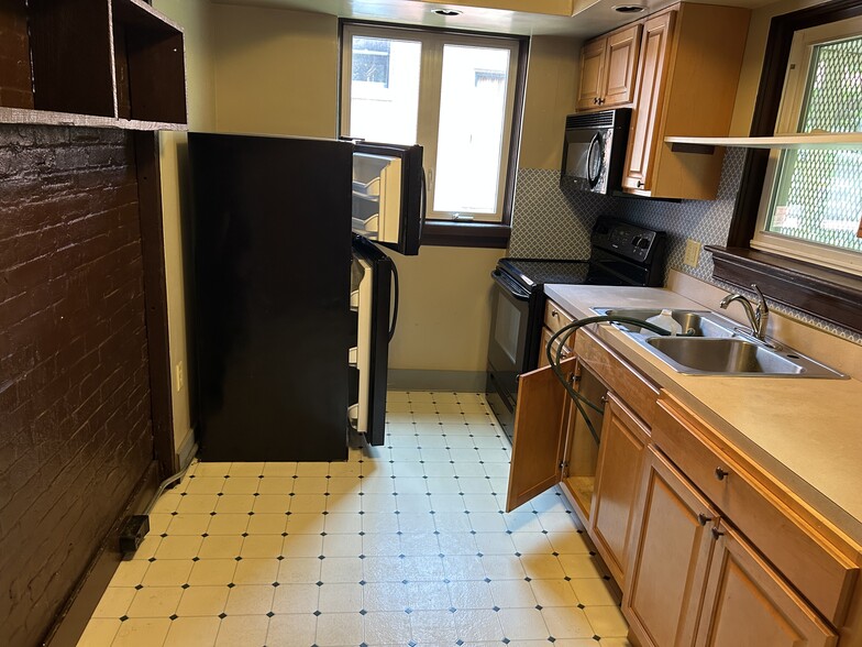 Full kitchen - 458 W Market St