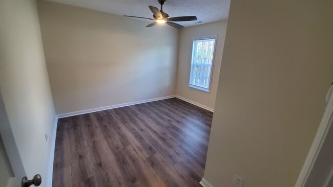 Building Photo - Newly Renovated 3 bedroom, 2 bath unit wit...