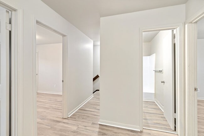 Building Photo - Newly Renovated 5 Bedroom Unit!