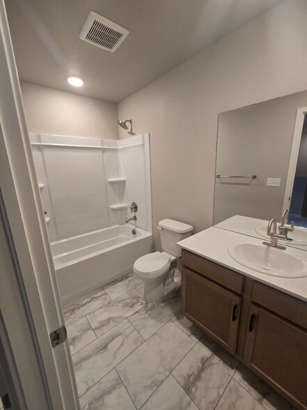 Building Photo - 4824 River Roads Dr