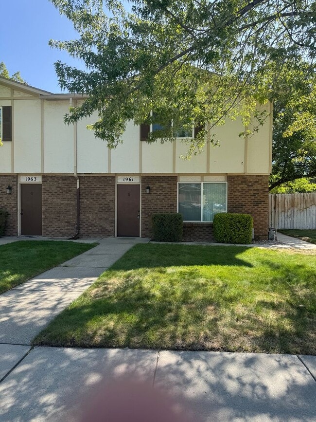 Building Photo - Beautiful duplex in amazing location!