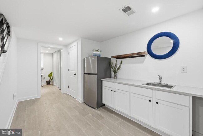 Building Photo - 2211 Franklin St NE