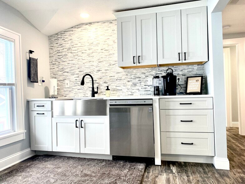 Luxury Designed Kitchen - 1719 Post Ave