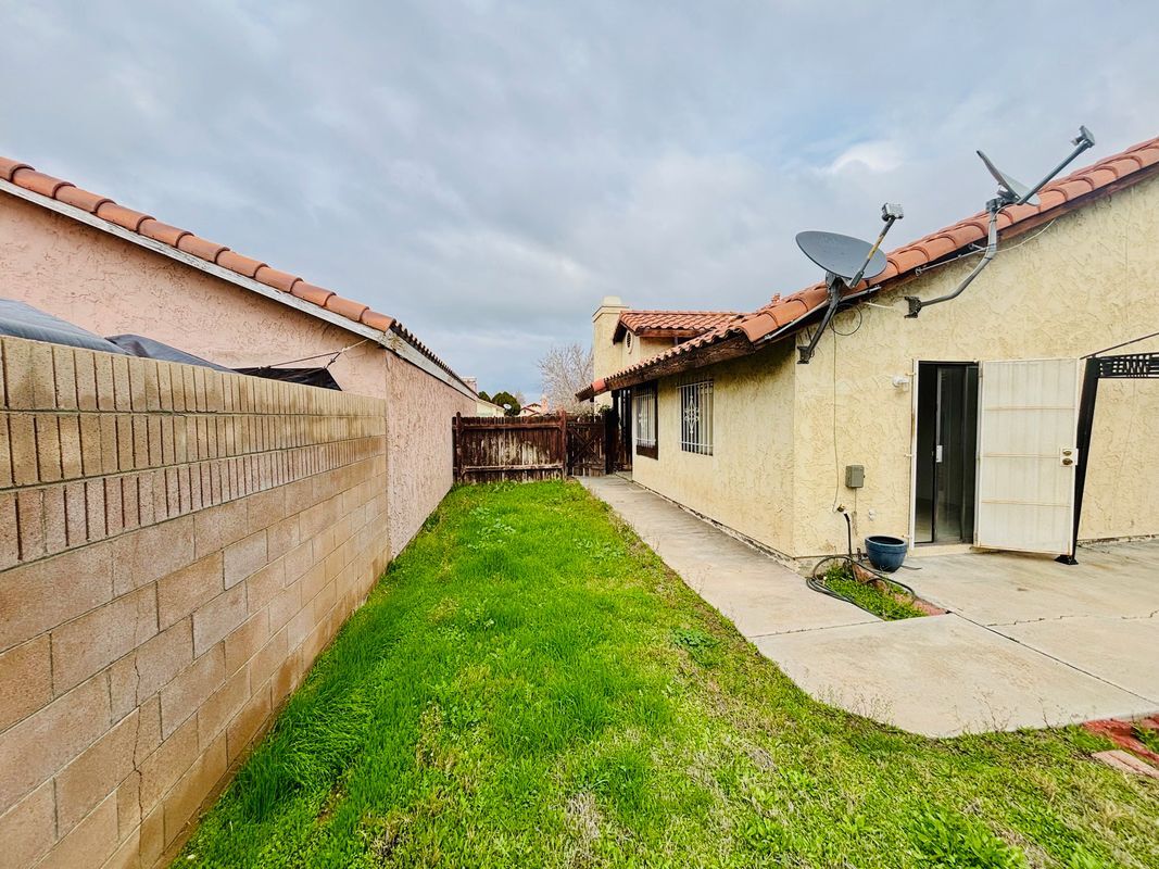 Building Photo - 3220 Ave S-2