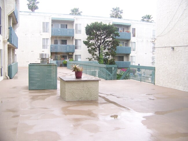 Building Photo - 550 W Regent St