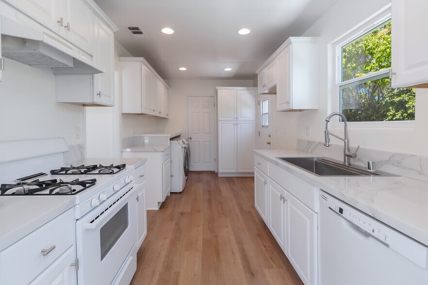 Building Photo - 11000 Gaviota Ave