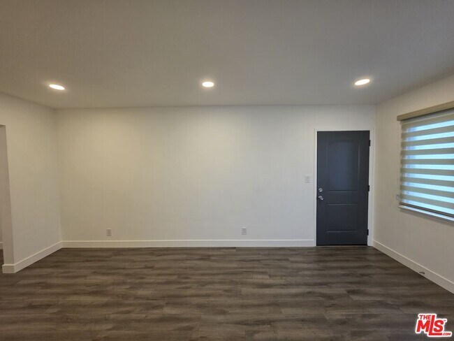 Building Photo - 707 Strand St