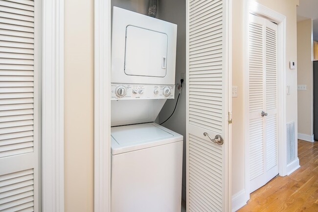 Building Photo - 528 47th St