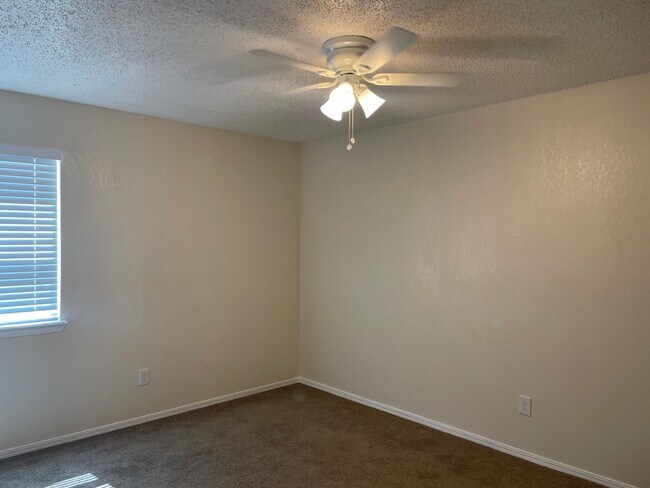 Building Photo - 1407 Glen Oaks Ct