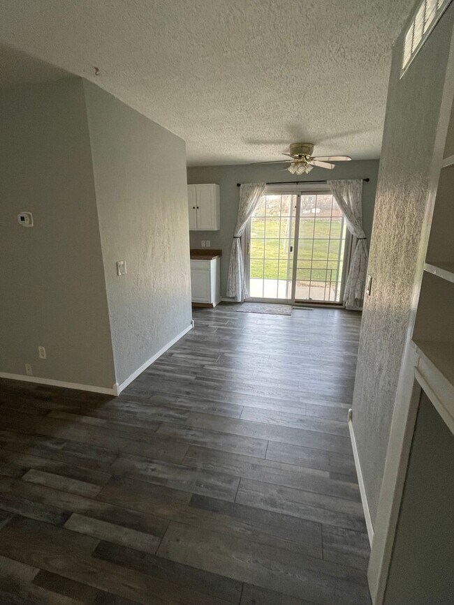 Building Photo - ~ APPLICATIONS PENDING ~ 4 bedroom, 2 bath...